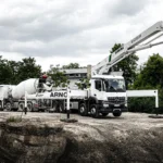 Betonpumpe-Nahaufnahme-auf-Stuetzen-an-Baugrube