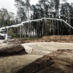 Betonpumpe an Baugrube mit weit ausladenden Arm